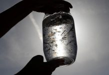 الميكروبلاستيك يسرّب سحابة كيميائية في الماء الميكروبلاستيك يسرّب سحابة كيميائية في الماء