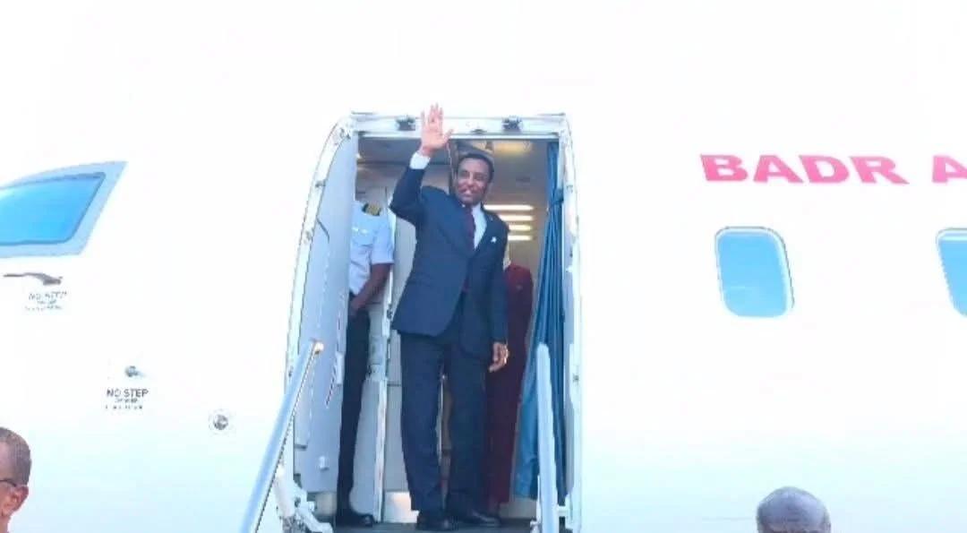 رئيس الوزراء السوداني يصل جيبوتي لبحث ملفات مع الرئيس جيلي رئيس الوزراء السوداني يصل جيبوتي لبحث ملفات مع الرئيس جيلي