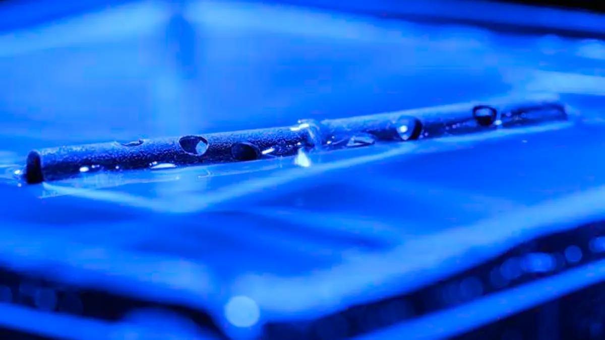 ابتكار أنابيب كارهة للماء تمنع غرق السفن ابتكار أنابيب كارهة للماء تمنع غرق السفن