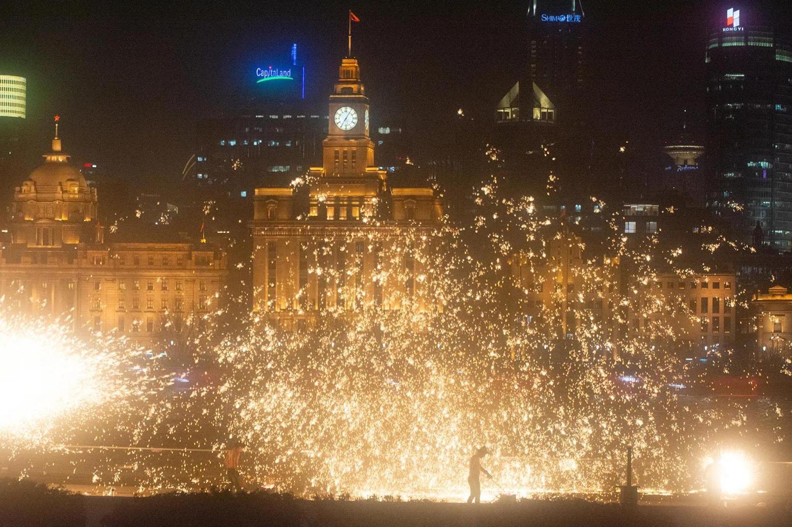 شلال نار وشرر يضيء سماء شنغهاي الساحرة شلال نار وشرر يضيء سماء شنغهاي الساحرة