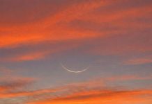 ابتسامة السماء هلال رمضان يضيء الأفق بلوحات فنية ابتسامة السماء هلال رمضان يضيء الأفق بلوحات فنية