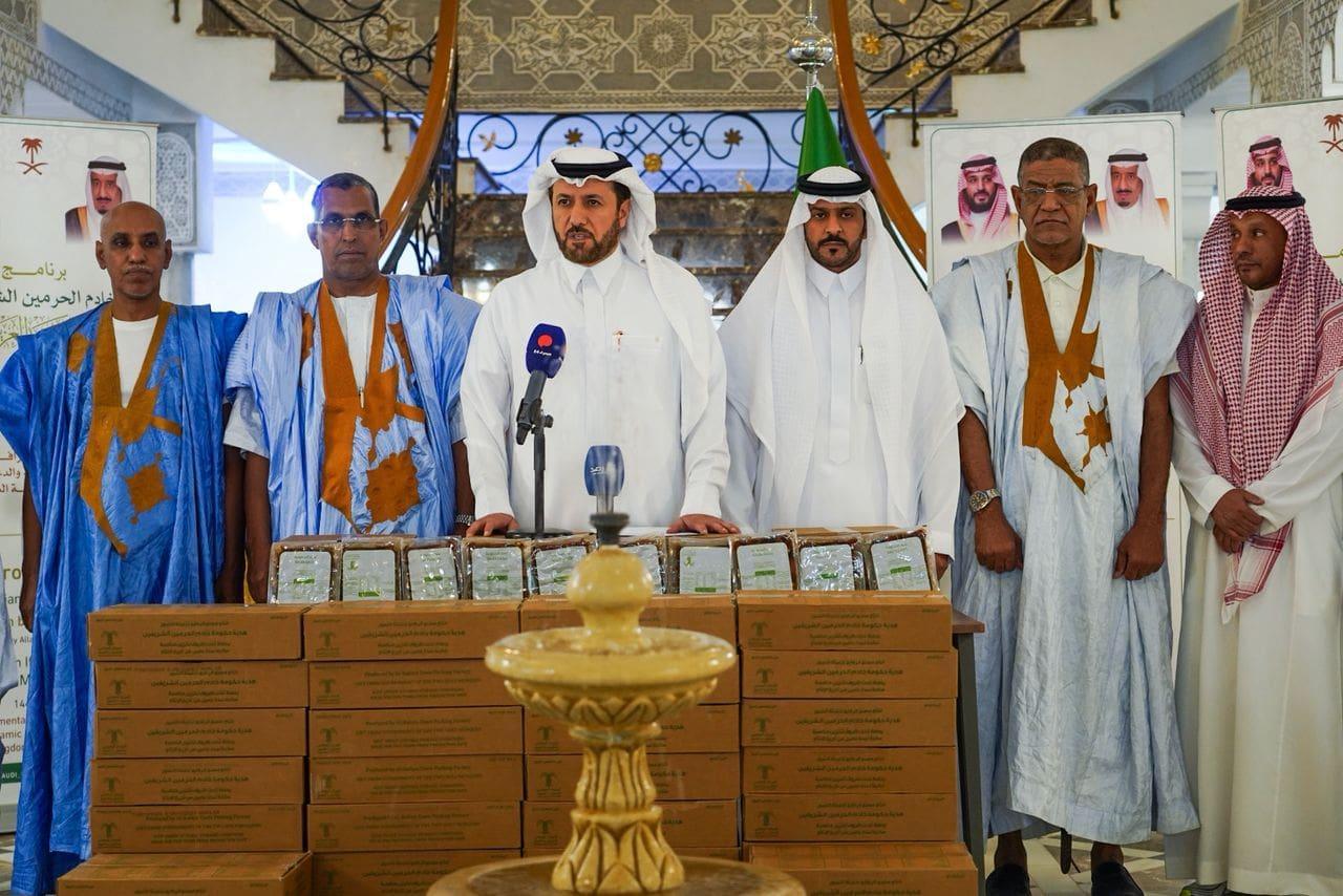 السفارة السعودية توزع 25 طناً من التمور للمستفيدين السفارة السعودية توزع 25 طناً من التمور للمستفيدين