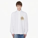 قميص محترق بـ1139 دولارا.. هل تفقد الموضة عقلها؟ قميص محترق بـ1139 دولارا.. هل تفقد الموضة عقلها؟