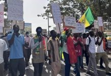 مظاهرات في داكار للمطالبة بالعدالة بعد وفاة طالب مظاهرات في داكار للمطالبة بالعدالة بعد وفاة طالب