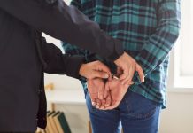 اعتقال شخص بسبب خطأ في برمجيات التعرف على الوجه اعتقال شخص بسبب خطأ في برمجيات التعرف على الوجه