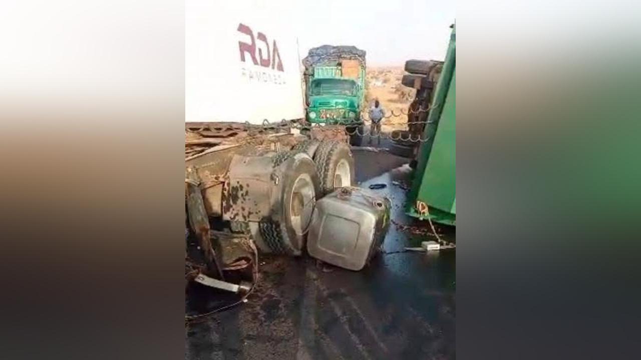 بتلميت: انقلاب شاحنة يعرقل حركة المرور بطريق الأمل بتلميت: انقلاب شاحنة يعرقل حركة المرور بطريق الأمل