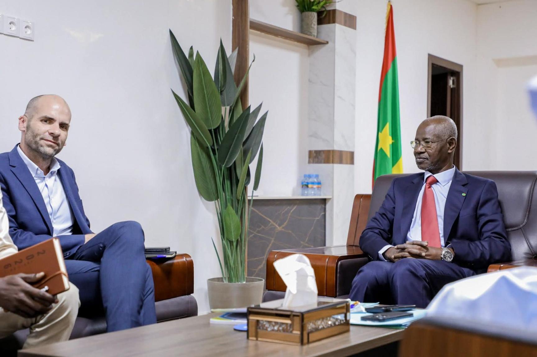 انيانغ يناقش مع الوكالة البلجيكية تأمين الوثائق العقارية انيانغ يناقش مع الوكالة البلجيكية تأمين الوثائق العقارية