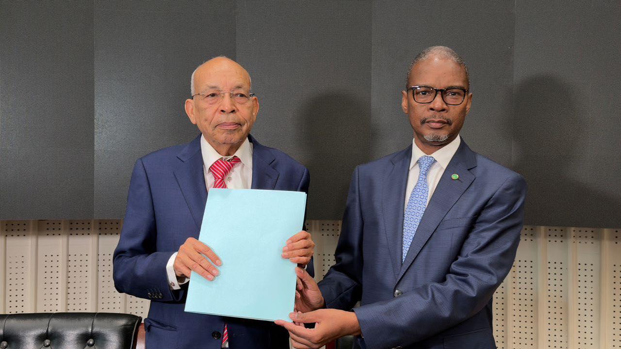 أحزاب الأغلبية تسلم ردها على وثيقة الحوار أحزاب الأغلبية تسلم ردها على وثيقة الحوار