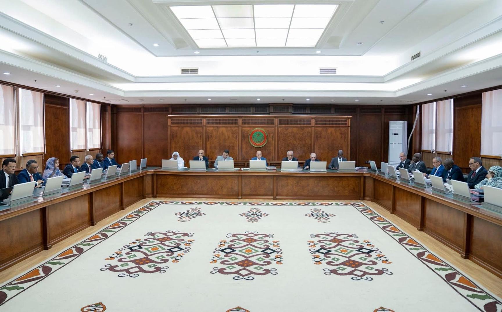 مجلس الوزراء يجري إجراءات خصوصية في أربعة قطاعات حكومية مجلس الوزراء يجري إجراءات خصوصية في أربعة قطاعات حكومية