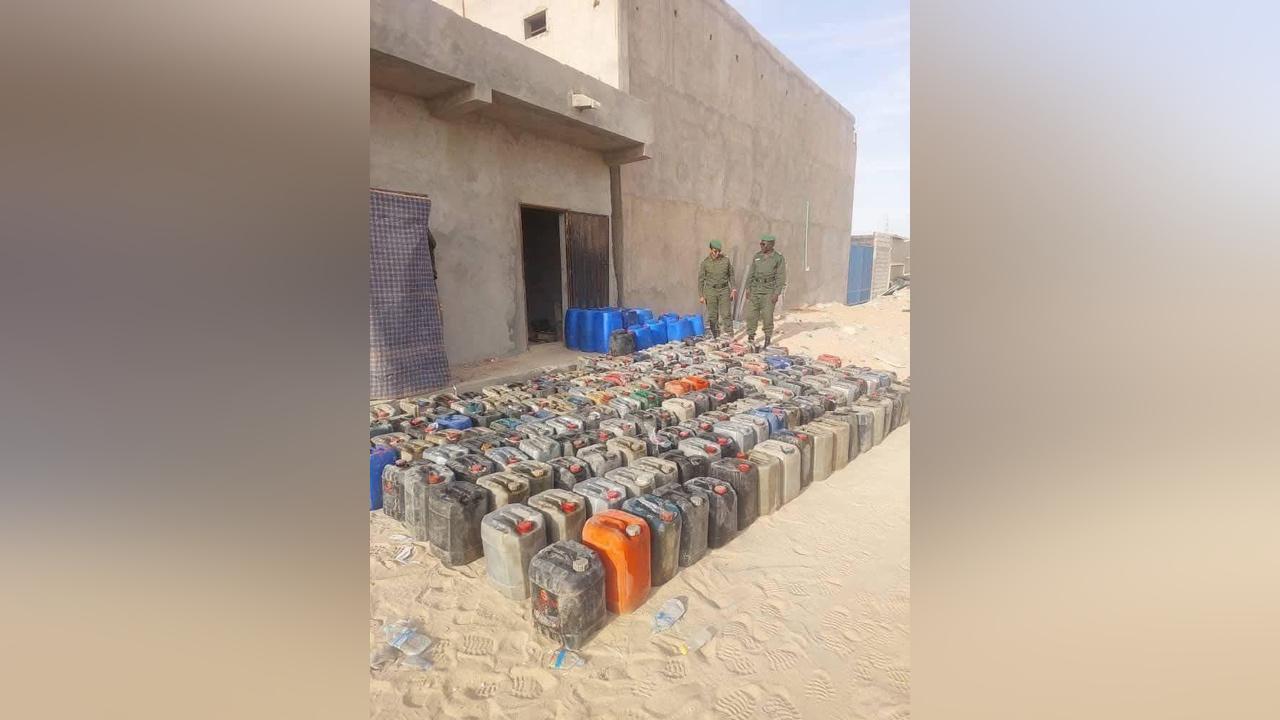 الجمارك تضبط أكثر من أربعة أطنان من البنزين المعد للتهريب الجمارك تضبط أكثر من أربعة أطنان من البنزين المعد للتهريب