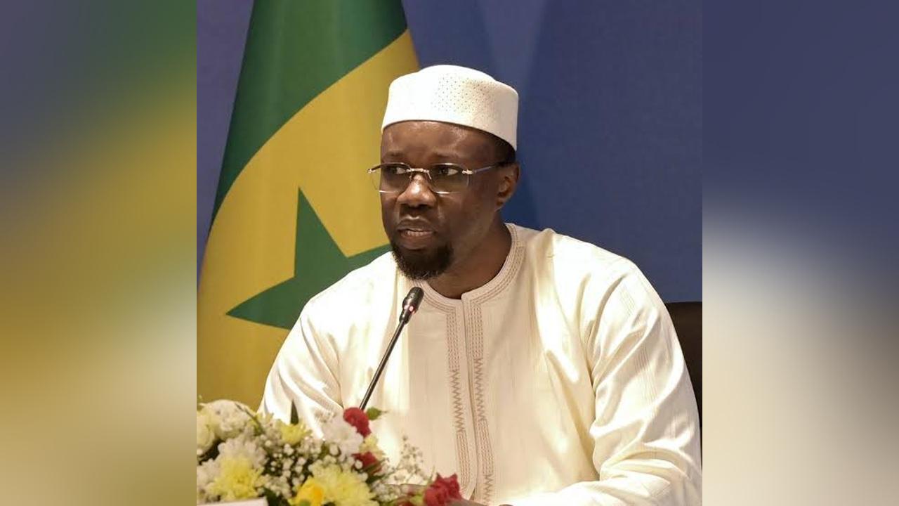 السنغال تقيد سفر المسؤولين وتلوح بإجراءات تقشفية السنغال تقيد سفر المسؤولين وتلوح بإجراءات تقشفية