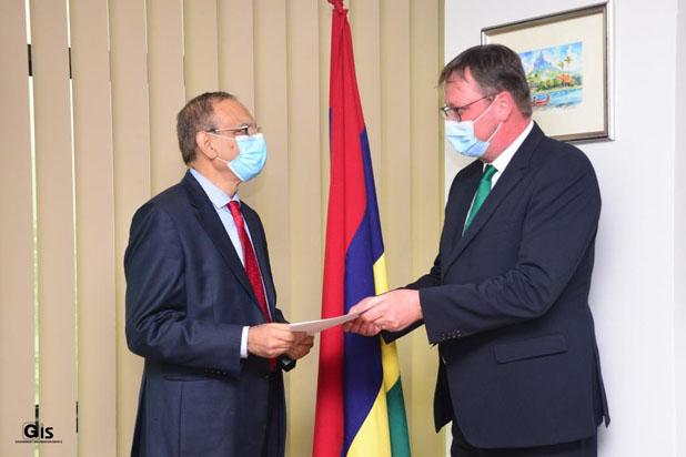 Ambassador-Designate of the Czech Republic to Mauritius presents his Copie d’Usage Ambassador-Designate of the Czech Republic to Mauritius presents his Copie d’Usage