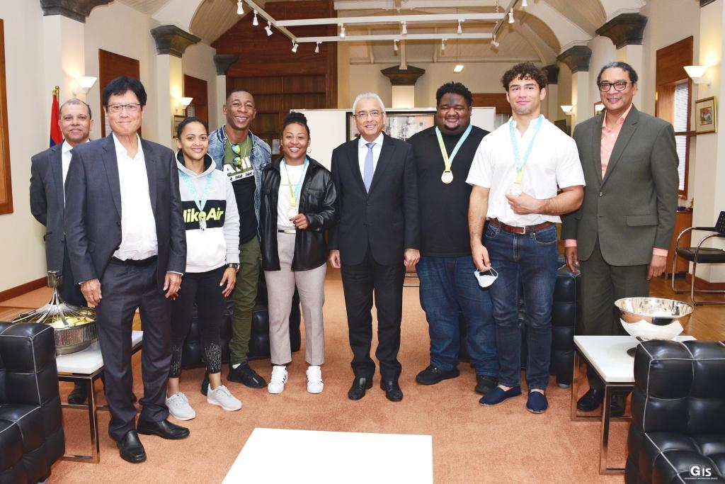 Prime Minister receives the Five Mauritian Medalists of Commonwealth