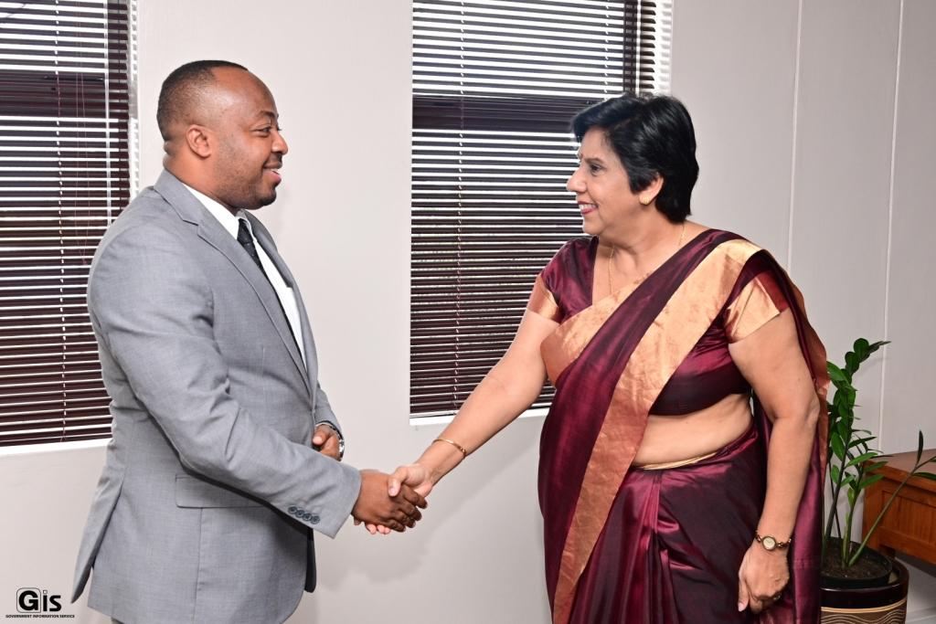 Zanzibar’s Deputy Minister of Education and Vocational Trainings meets Vice-Prime Minister Dookun-Luchoomun Zanzibar’s Deputy Minister of Education and Vocational Trainings meets Vice-Prime Minister Dookun-Luchoomun