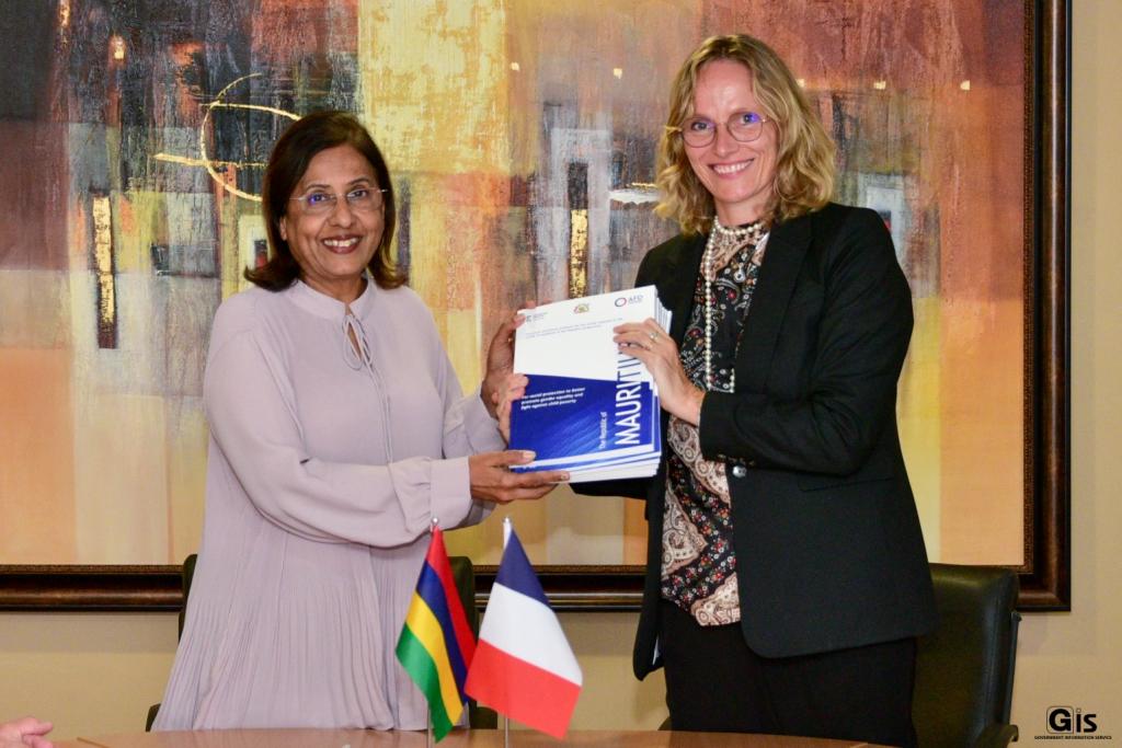 AFD: Reports to improve the social security system of Mauritius handed over to Minister Jeewa-Daureeawoo AFD: Reports to improve the social security system of Mauritius handed over to Minister Jeewa-Daureeawoo