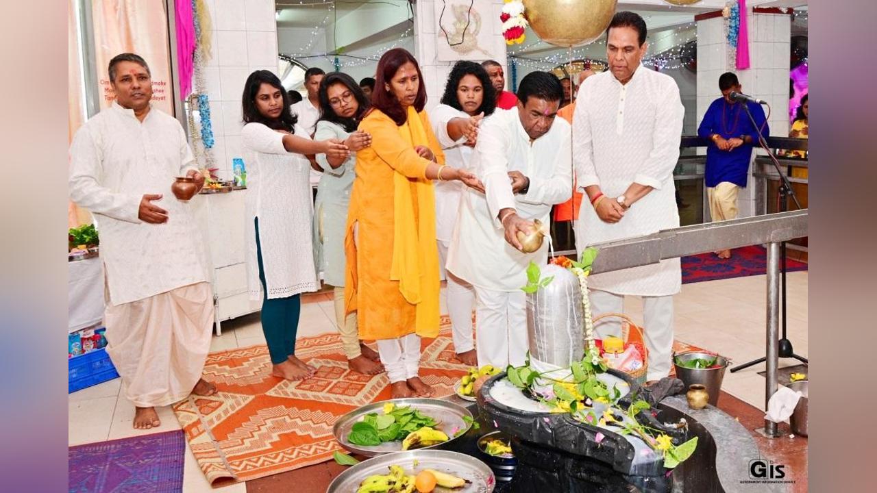 Maha Shivaratree National Celebrations: President Roopun salutes work of emergency providers posted at Grand Bassin Maha Shivaratree National Celebrations: President Roopun salutes work of emergency providers posted at Grand Bassin