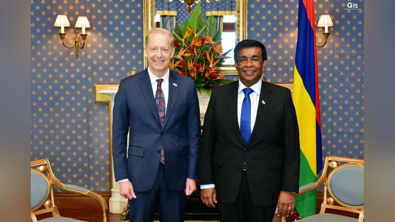 The Ambassador of the United States of America to Mauritius presents his credentials to President Roopun The Ambassador of the United States of America to Mauritius presents his credentials to President Roopun