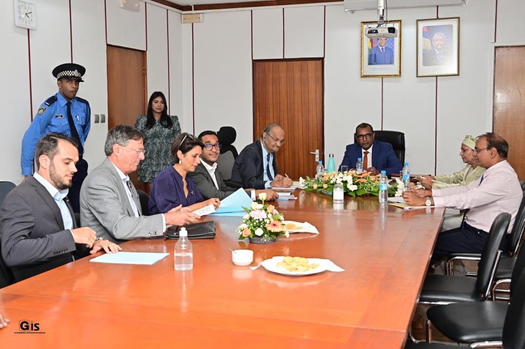 Pre-budget consultations: Minister Padayachy receives representatives from Association of Mauritian Manufacturers Pre-budget consultations: Minister Padayachy receives representatives from Association of Mauritian Manufacturers