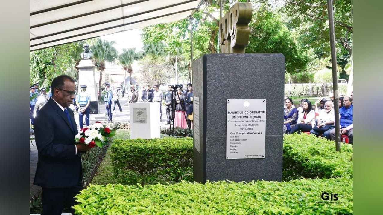 International Cooperative Day 2023: Minister Bholah and other personalities lay wreaths at the Cooperative Monument International Cooperative Day 2023: Minister Bholah and other personalities lay wreaths at the Cooperative Monument