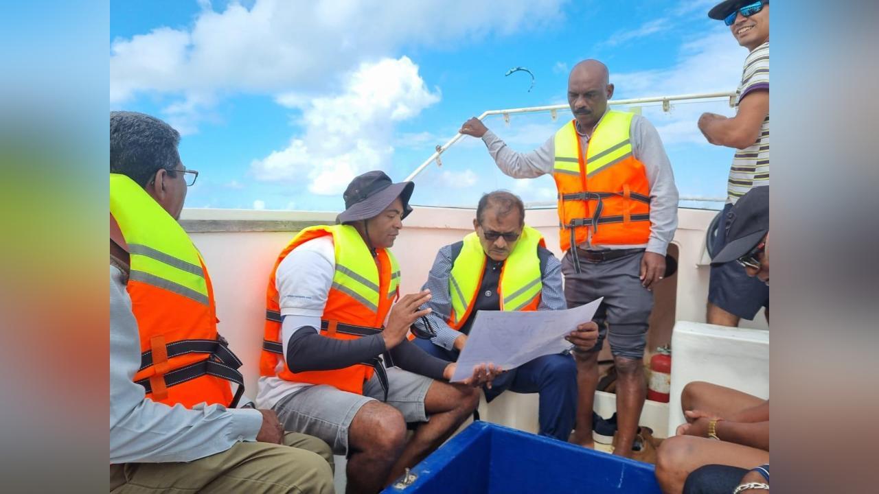 Rodrigues: Minister Maudhoo visits key fishing-related sites and hands over various fishing equipment Rodrigues: Minister Maudhoo visits key fishing-related sites and hands over various fishing equipment