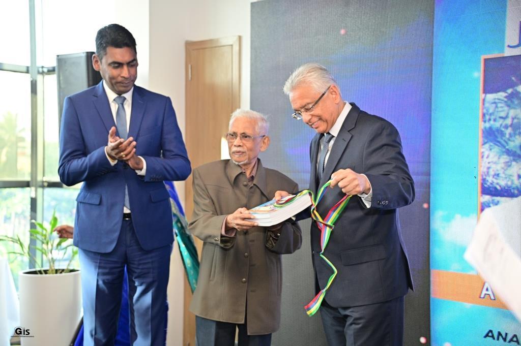 PM Jugnauth launches the works of Anand Sawant Mulloo and hails contribution of our forebears in molding modern Mauritius PM Jugnauth launches the works of Anand Sawant Mulloo and hails contribution of our forebears in molding modern Mauritius