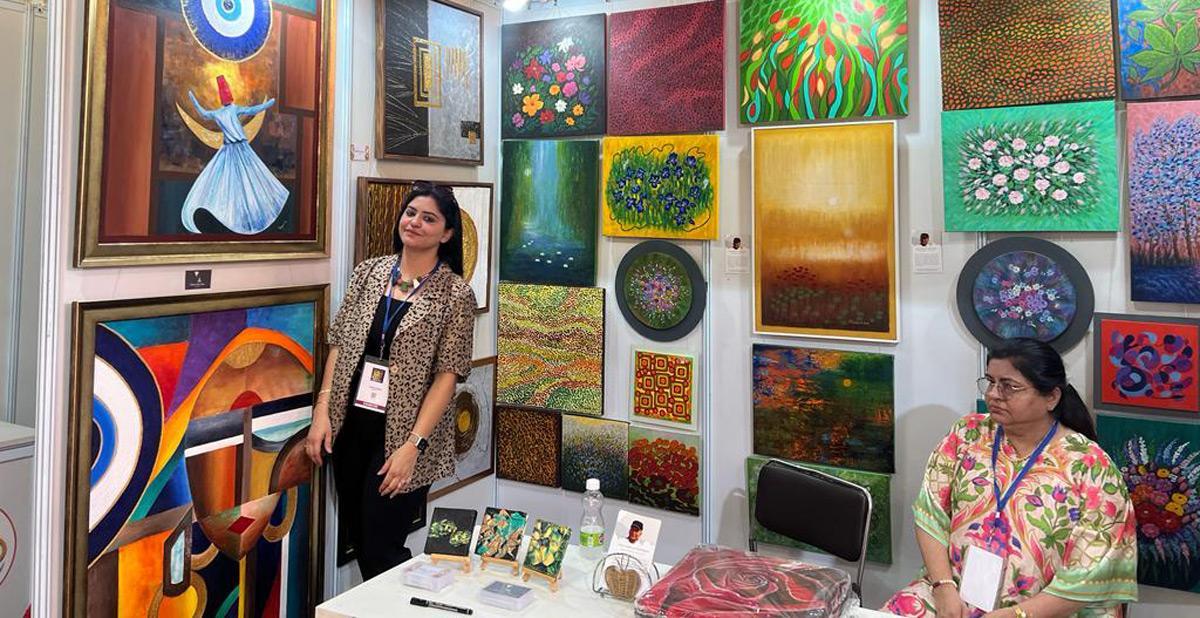 Mother and daughter: Bonded in love for painting Mother and daughter: Bonded in love for painting