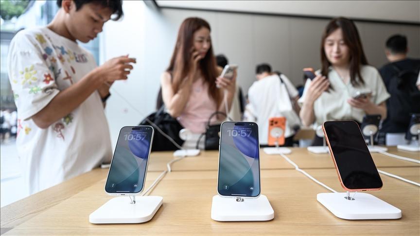 Apple Shares Hit Record High on Strong iPhone 17 Sales Apple Shares Hit Record High on Strong iPhone 17 Sales