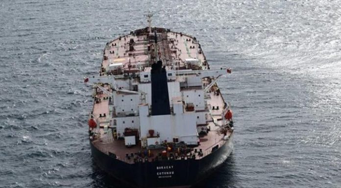 Oil slips on oversupply worries, sanctions risk in focus Oil slips on oversupply worries, sanctions risk in focus