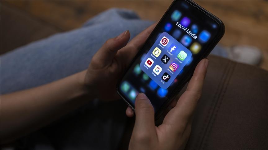 Macron Pushes EU Social Media Ban for Younger Users Macron Pushes EU Social Media Ban for Younger Users