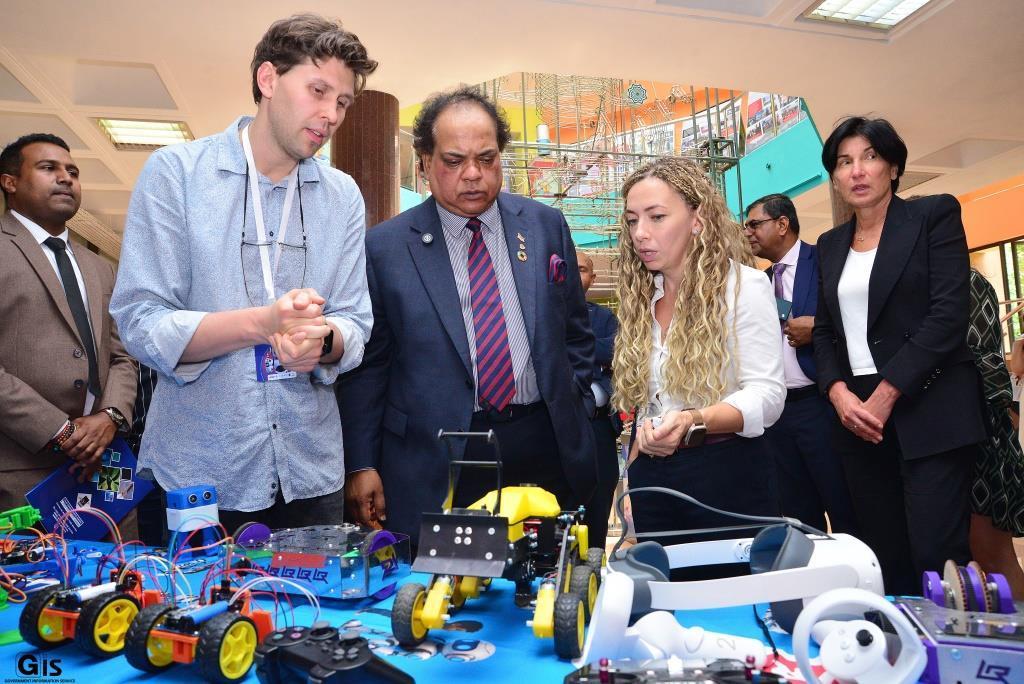 Mauritius Students Explore Robotics and Virtual Reality Mauritius Students Explore Robotics and Virtual Reality