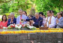 Ramgoolam Honors SSR Father of the Nation Ramgoolam Honors SSR Father of the Nation