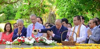 Ramgoolam Honors SSR Father of the Nation Ramgoolam Honors SSR Father of the Nation