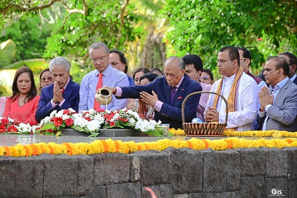 Ramgoolam Honors SSR Father of the Nation Ramgoolam Honors SSR Father of the Nation