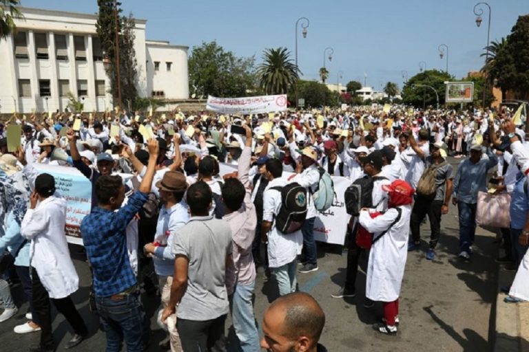 وفاة “والد” معلمة في احتجاجات ومطالب لفتح تحقيق