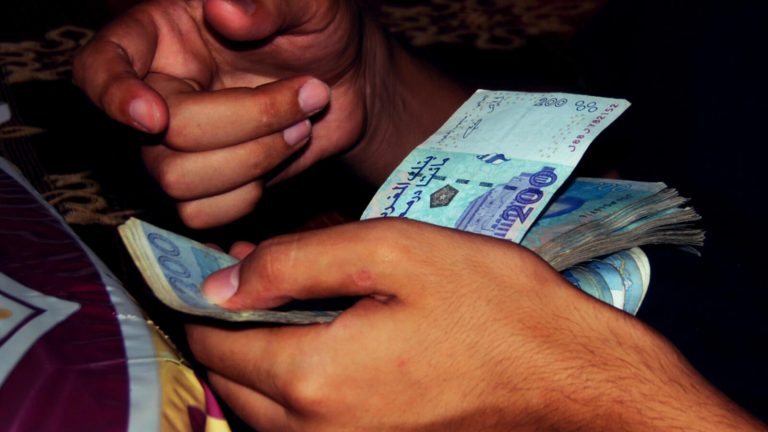 الحكومة توقّع اتفاق يقضي برفع الأجور في القطاعين
