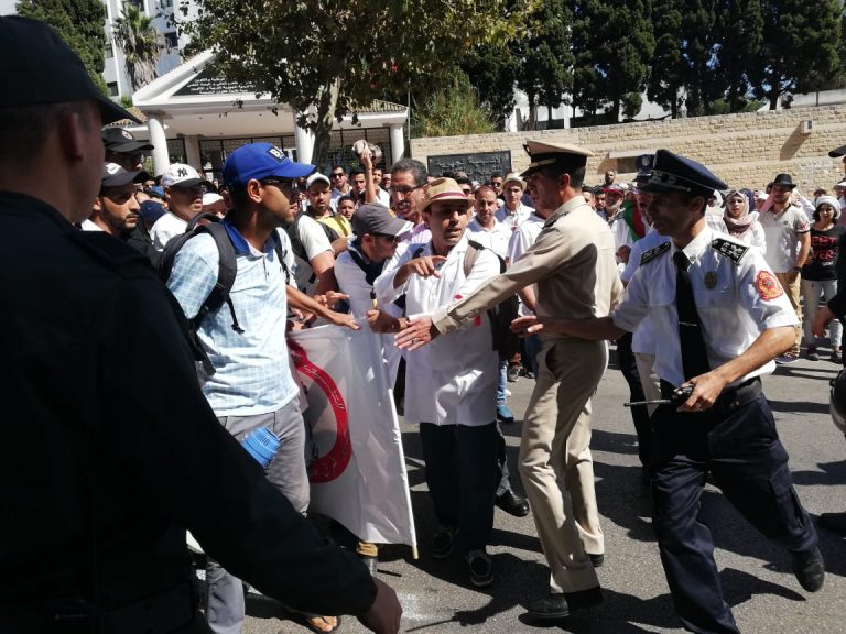 مسيرة حاشدة للمتعاقدين والأمن يتدخل