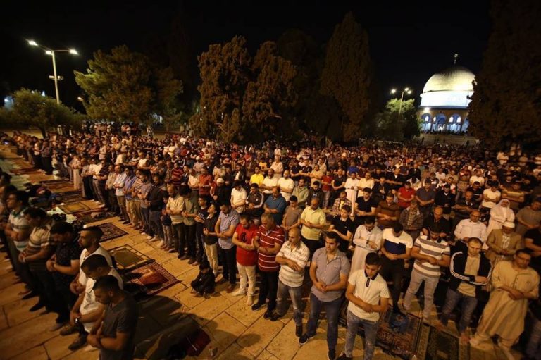 مصلى التراويح لحي الانبعاث يفتح أبوابه بعد قرار إغلاقه