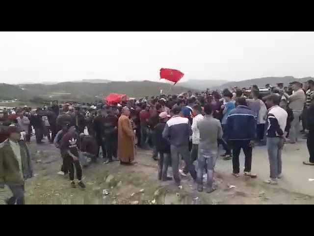 ساكنة تاونات تحاصر قائد بني زوال