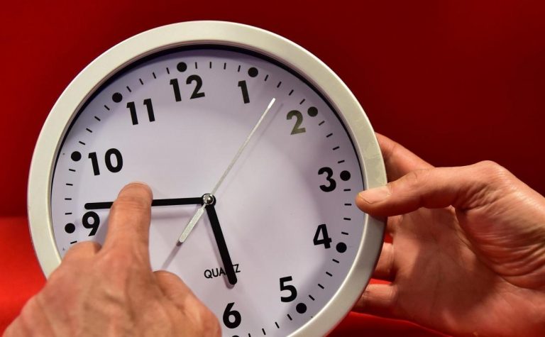 كيف ردّت الحكومة على تأخر نتائج دراسة الساعة الإضافية؟