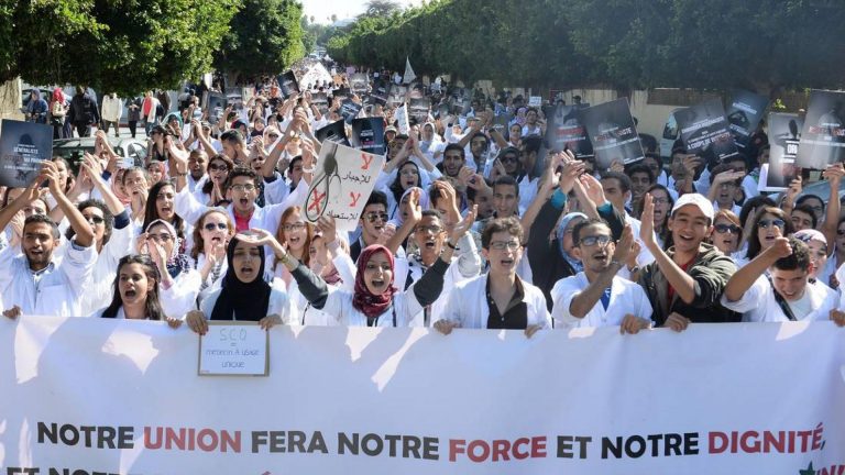 طلبة الطب يقاطعون الامتحانات في ضلّ إضرابهم المفتوح