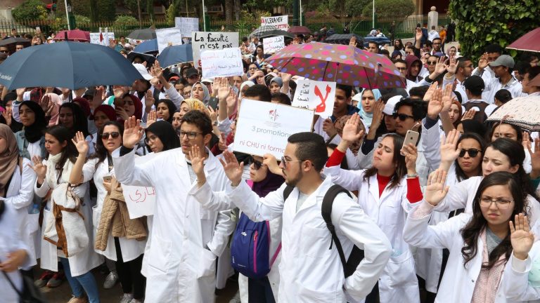 الرباط : مسيرة حاشدة لطلبة الطب