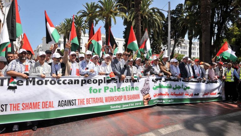 مغاربة يرفضون خيانة قضية فلسطين