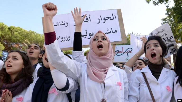 طلبة الطب والصيدلية يصعّدون بمقاطعة الامتحانات