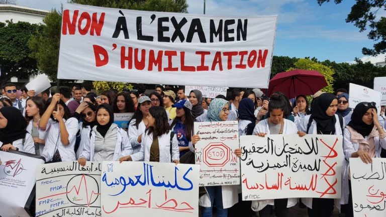 المغرب : طلبة يصعّدون بتنظيم مسيرة