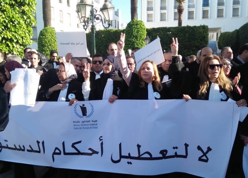 المادة 9 تخرج هيأة المحامين للاحتجاج أمام البرلمان