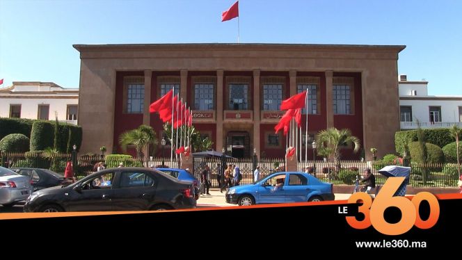 باعة اللحوم بالتقسيط يحتجون أمام البرلمان تنديدا بغلق مجازر