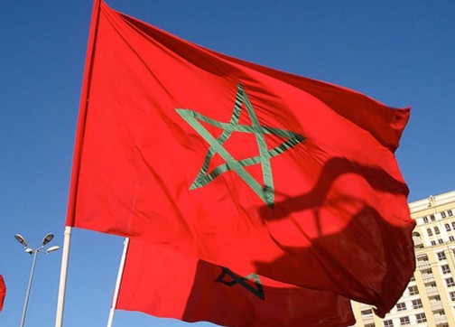 متظاهرون يحرقون العلم المغربي قرب الإقامة الملكية في فرنسا