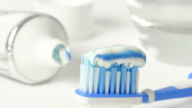 باحثون ينصحون بعدم تنظيف الأسنان مباشرة بعد الطعام
