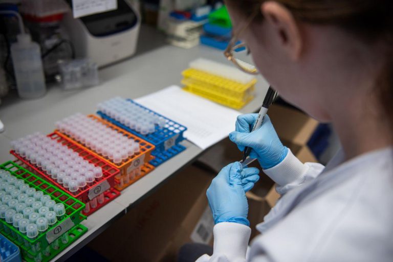 جامعة أوكسفورد: لقاح أسترازينكا أظهر فاعلية تصل إلى 70%