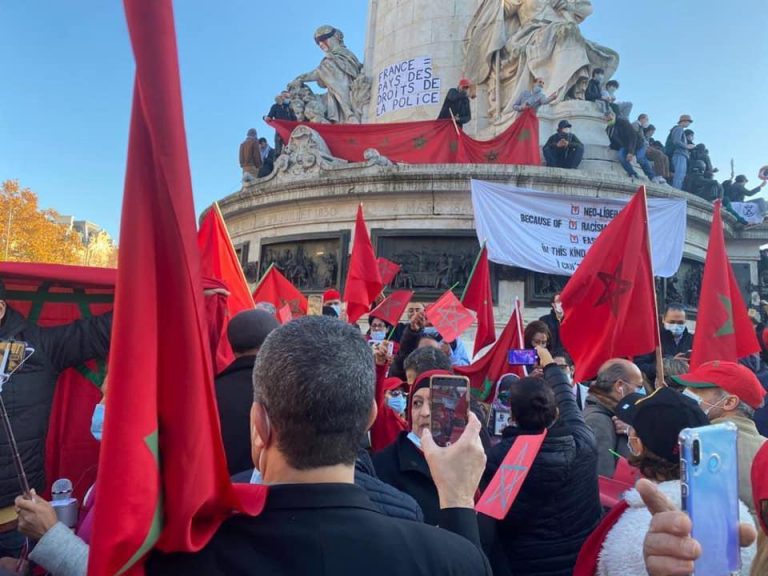 الجالية المغربية تتظاهر في باريس دعما للتدخل المغربي بالكركرات